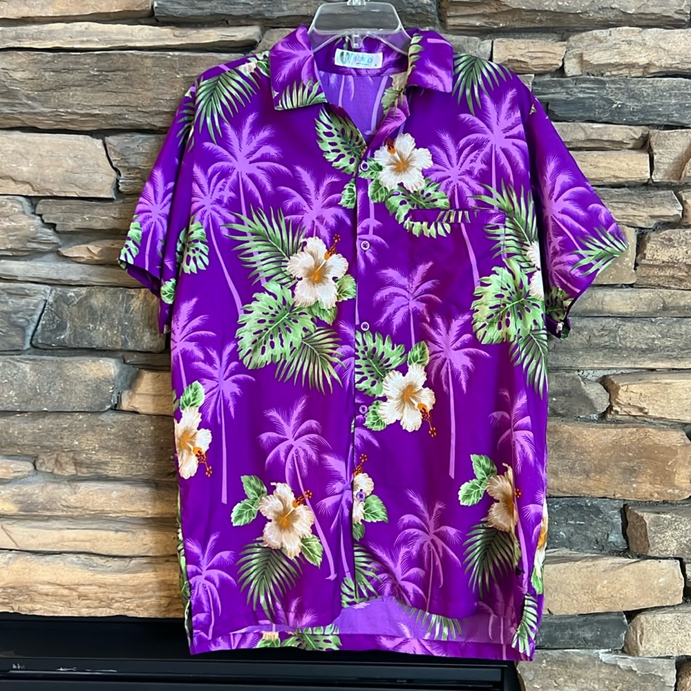 💝 $2 when Bundled 💝 Purple Tropical Button Up Shirt Size L